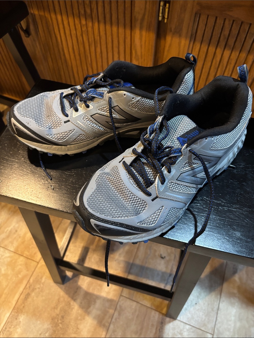 New Balance Men's Gray and Black Athletic Trail Shoes with Blue Accents